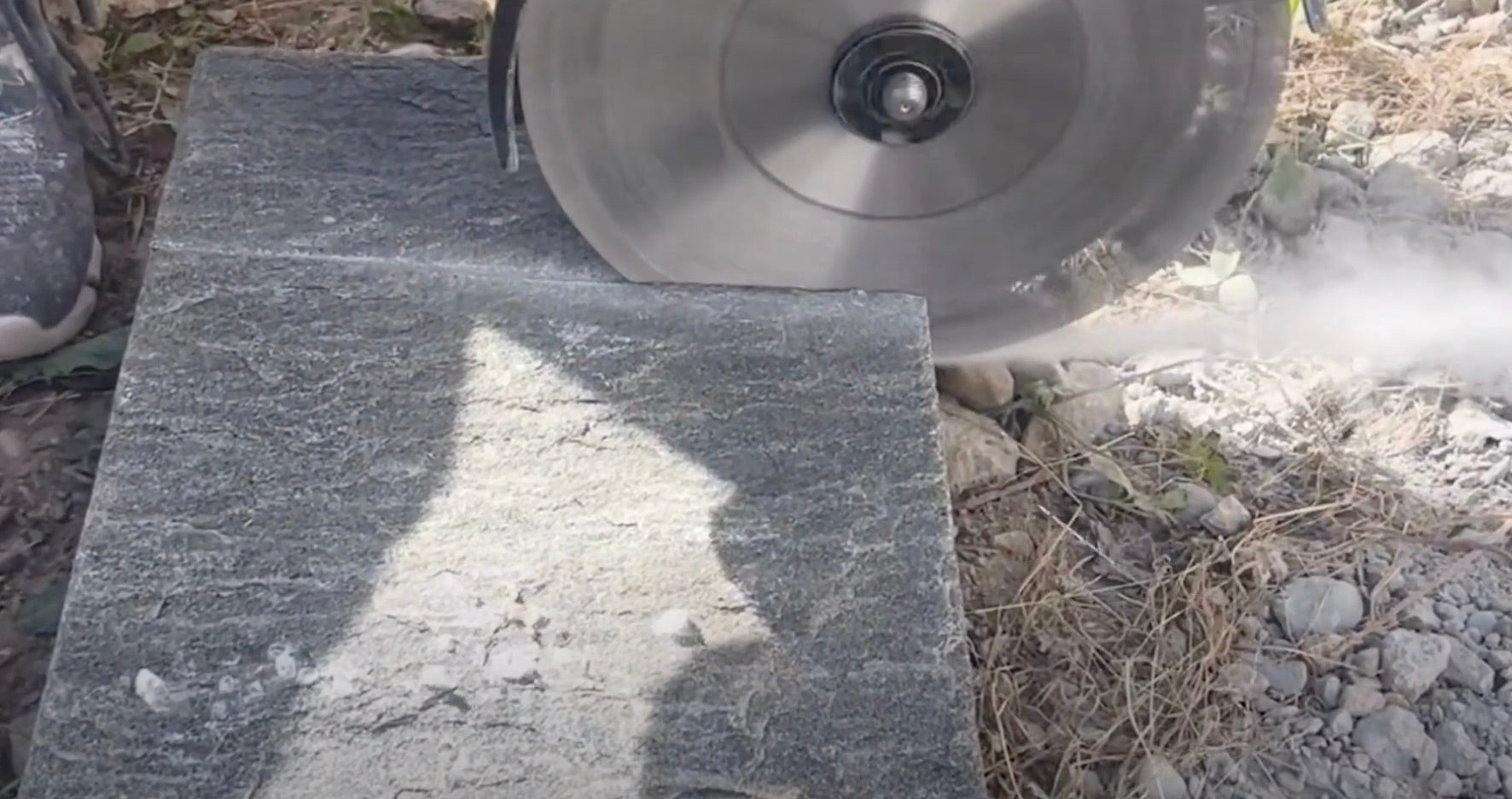Load video: 230 mm Stein Trennscheiben im Testverfahren beim Schneiden von Terrassenplatten aus Granitstein