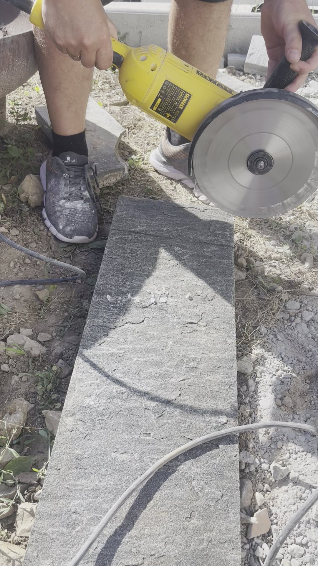230 mm Flexscheibe Stein im Einsatz beim Granit Stein schneiden mit dem großen Winkelschleifer